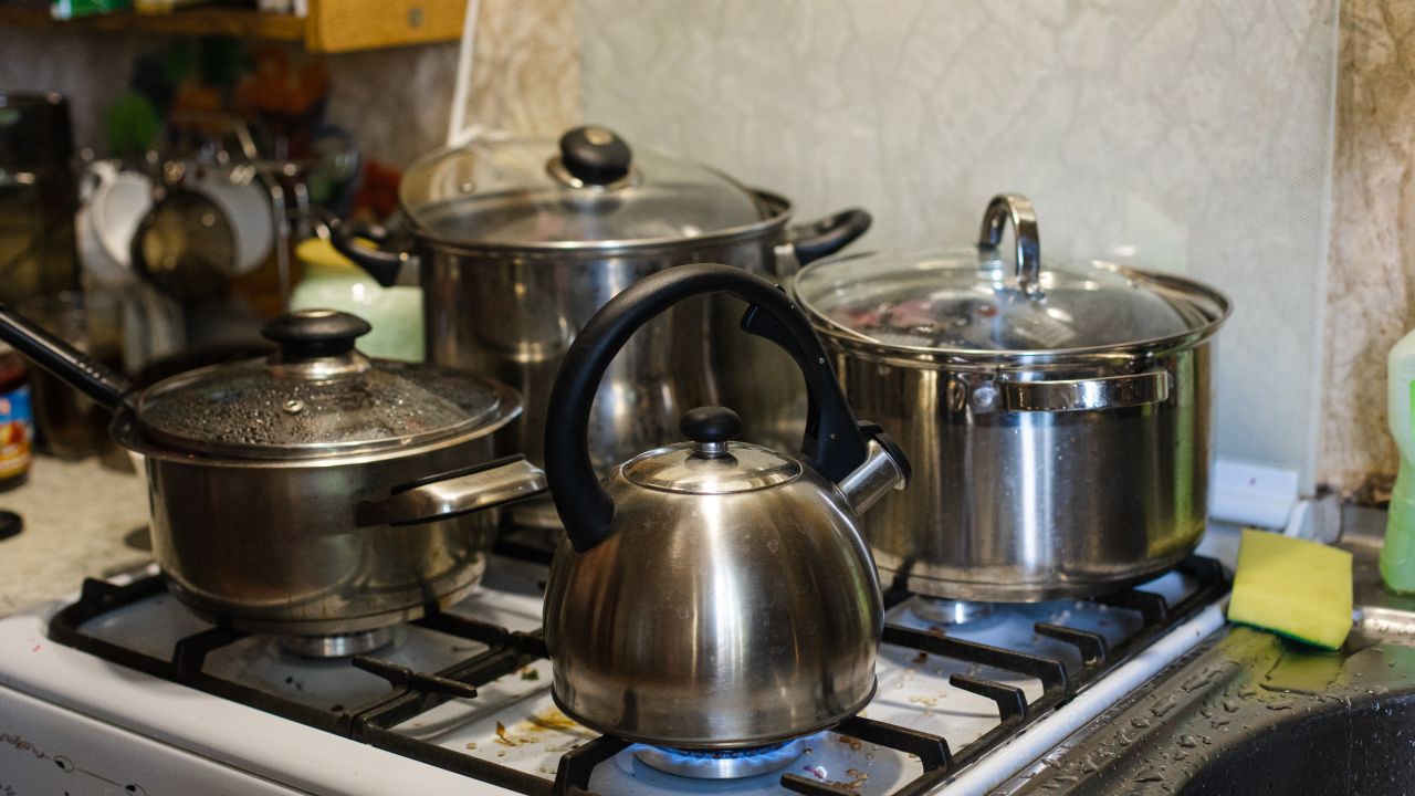 Limpia tus ollas y cacerolas con un solo producto