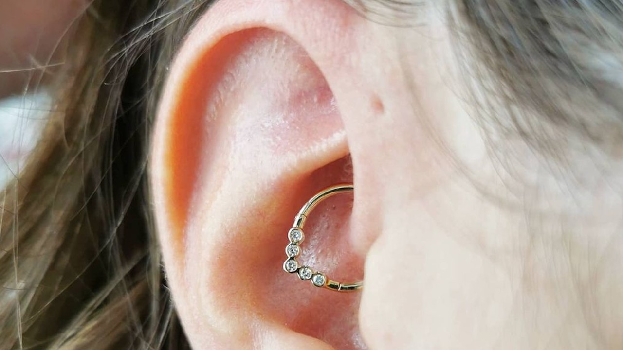 hoyito cerca del oído qué es