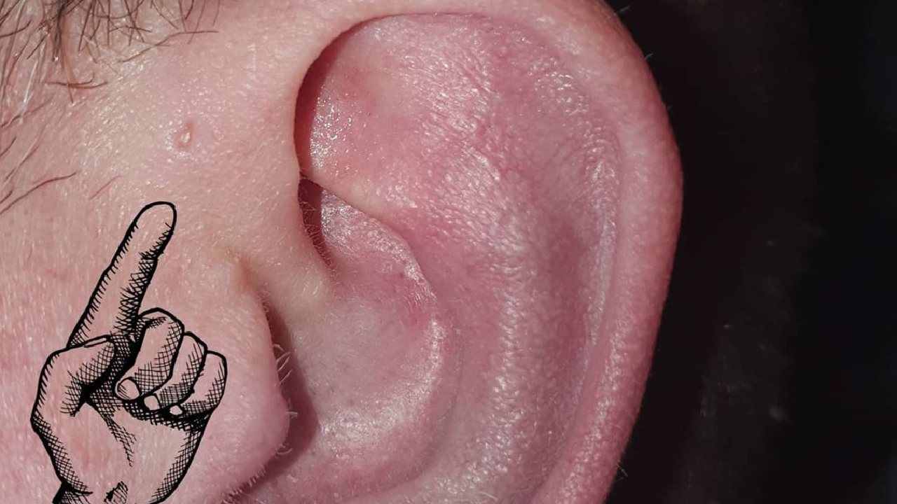 qué es el orificio al lado del oído