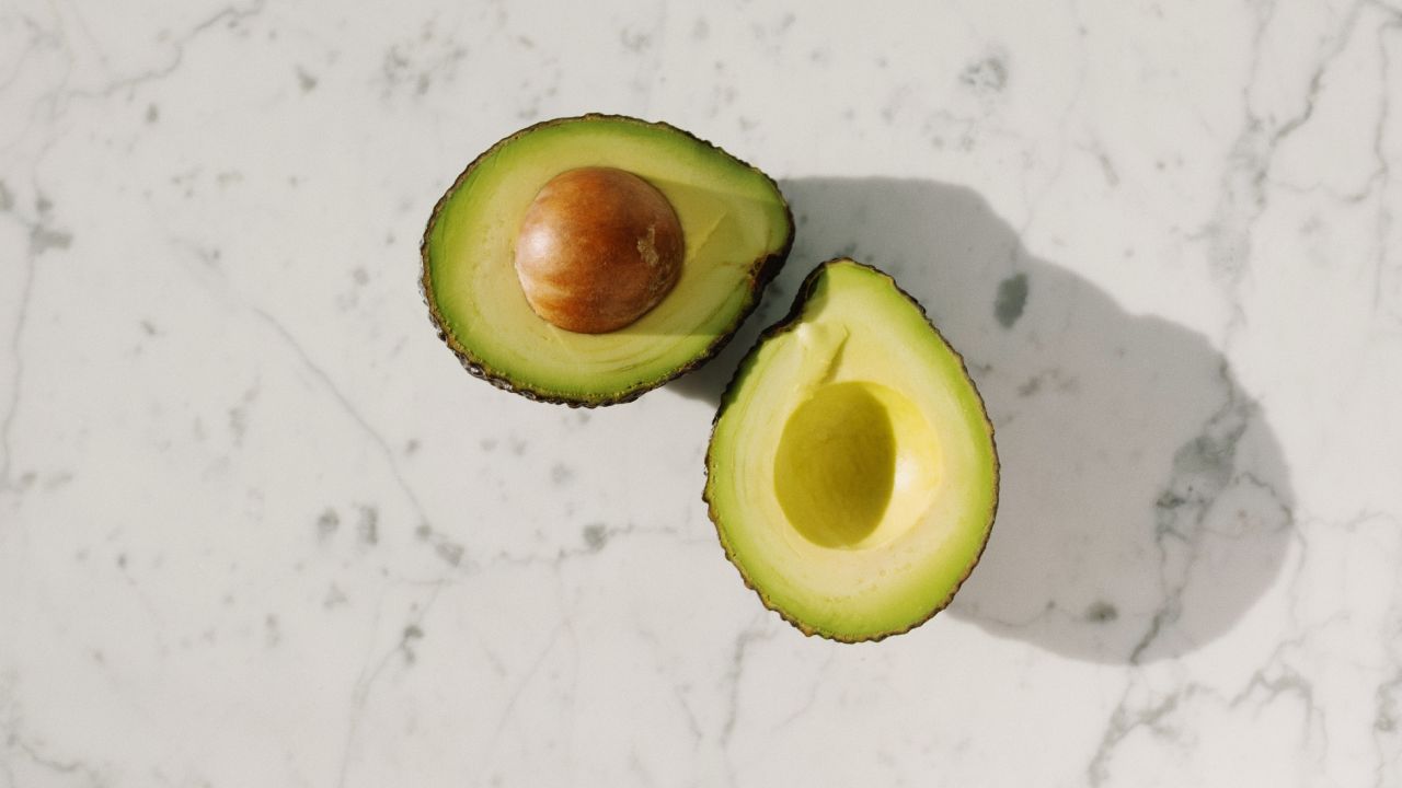 Se puede comer aguacate negro