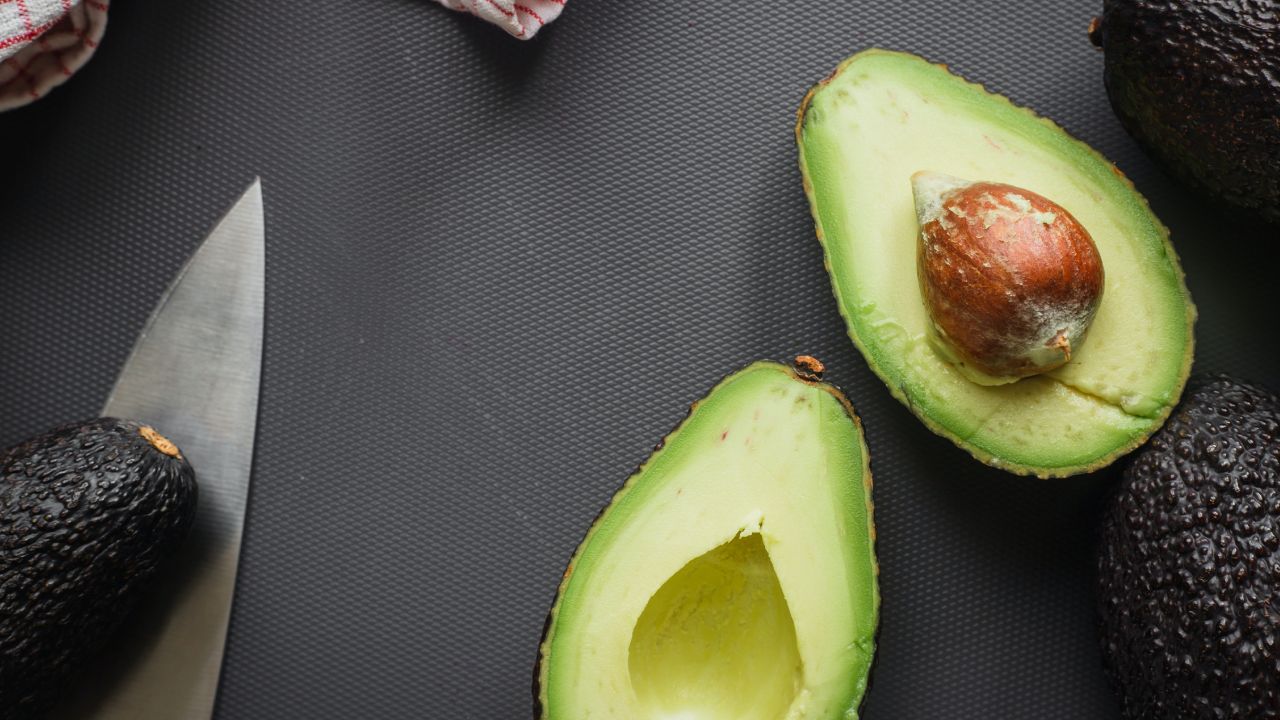 Comer un aguacate cuando está negro es peligroso
