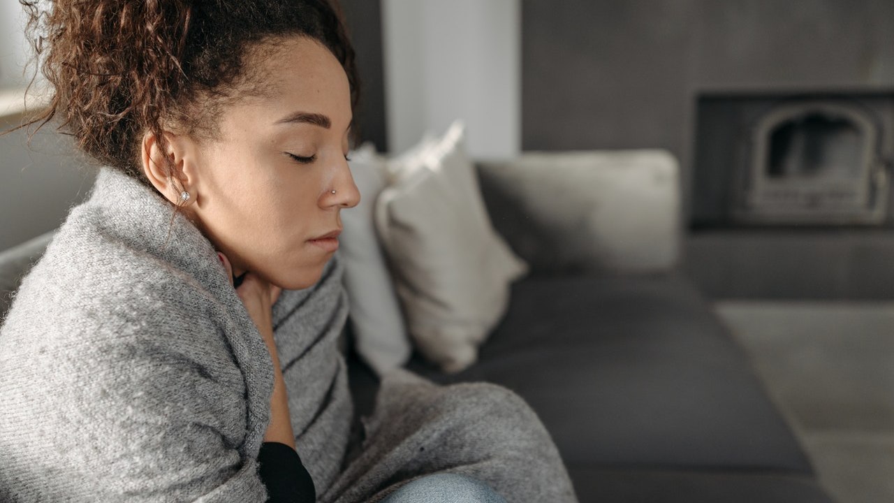 contagio de virus de gripe y COVID-19 síntoma