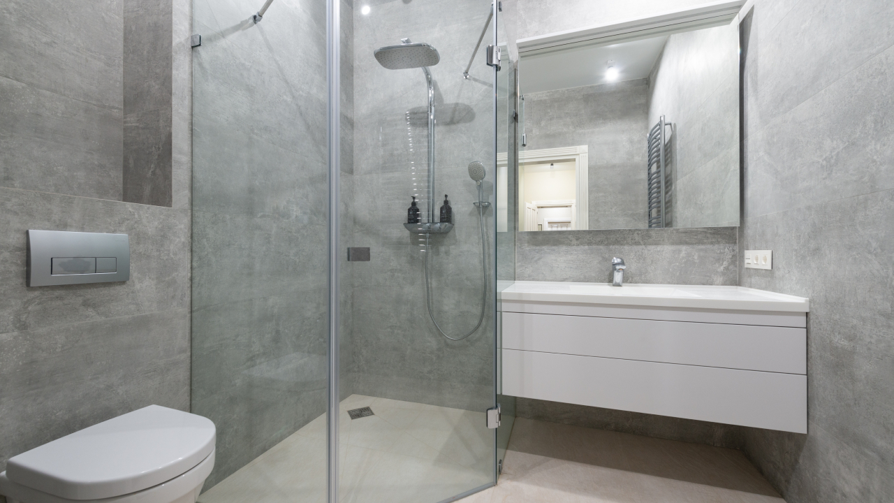 Elimina la suciedad de la regadera con un solo producto