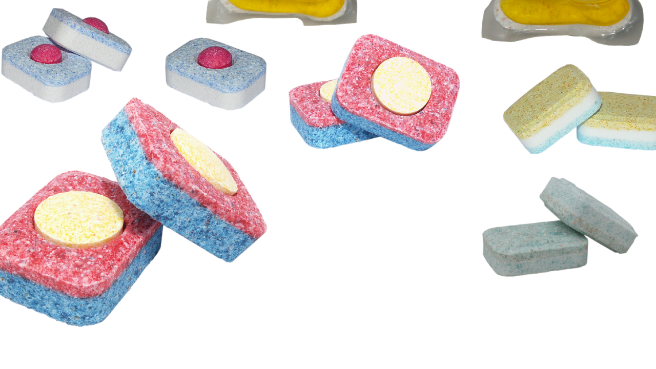 Elimina el jabón y el sarro con una pastilla lavavajillas