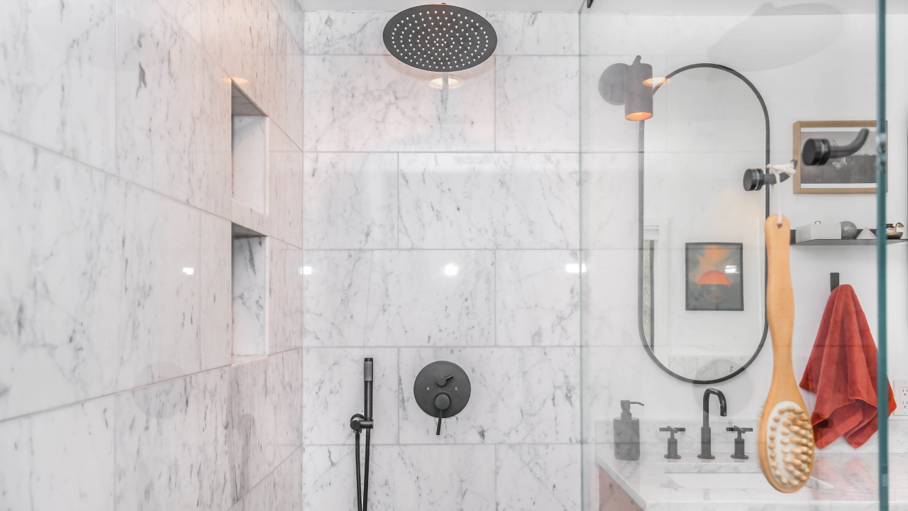 Elimina el sarro de la regadera con un solo producto