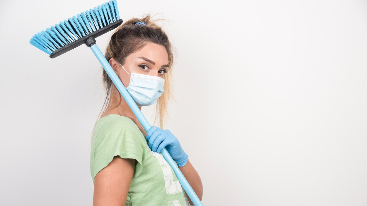 aprende a reutilizar escobas rotas