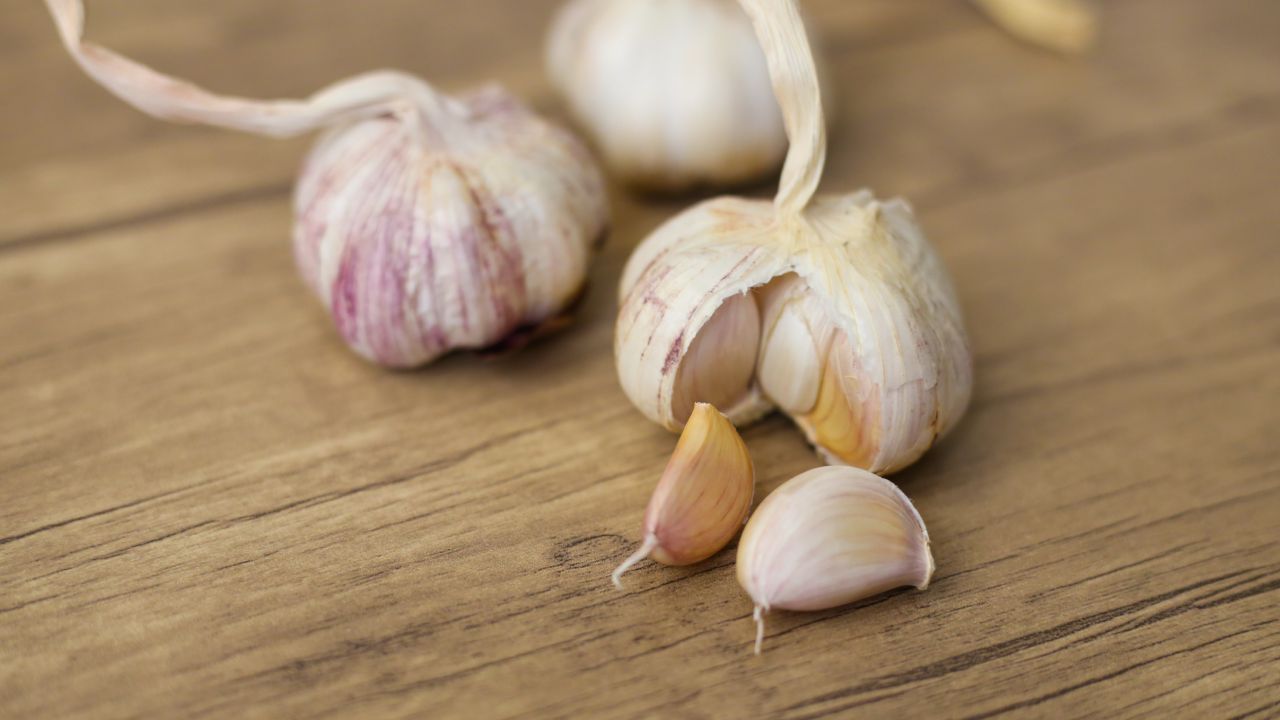 beneficios del ajo bajo la almohada