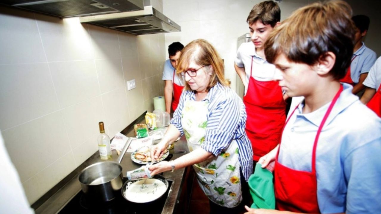 escuela-ensena-a-ninos-a-cocinar-y-planchar