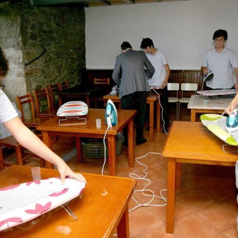 Colegio-ensena-a-ninos-a-cocinar-y-planchar