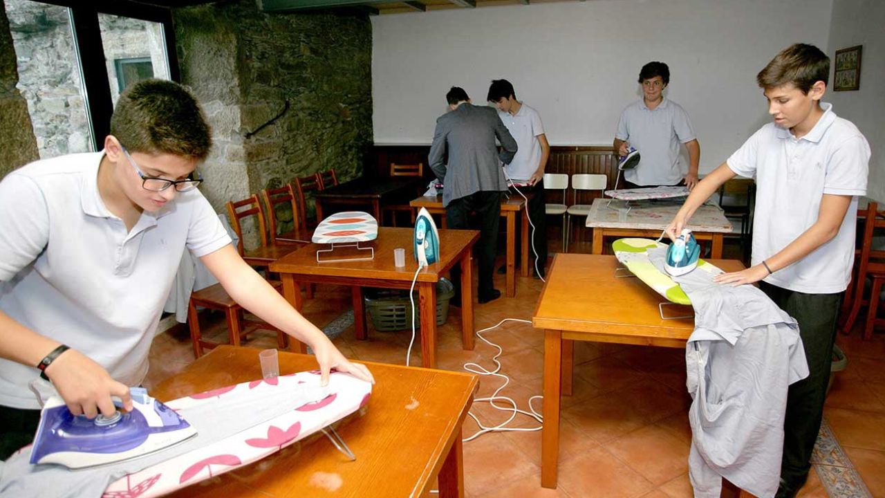 Colegio-ensena-a-ninos-a-cocinar-y-planchar