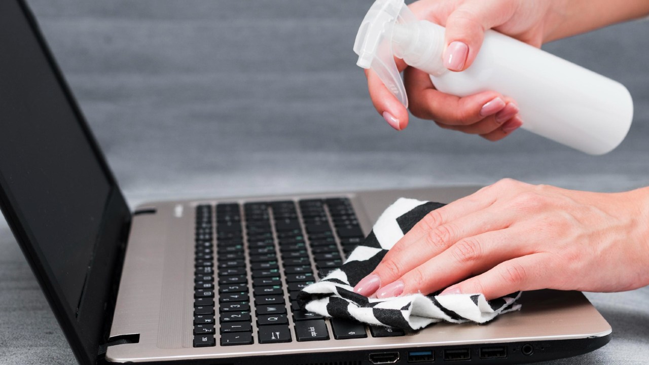 con que se puede limpiar el teclado de la computadora