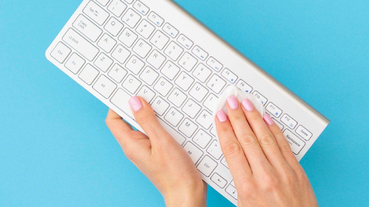 con que se limpia el teclado de la computadora