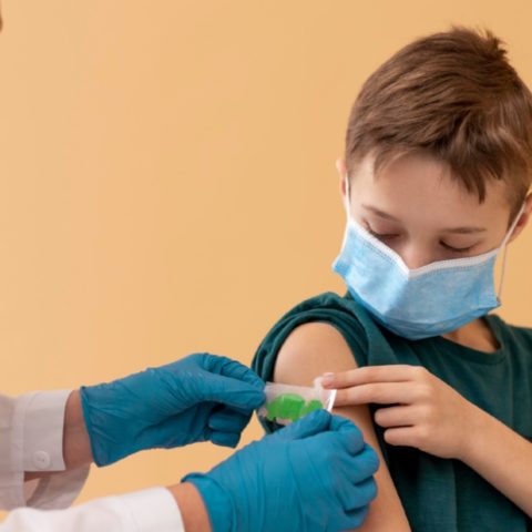 cómo reaccionan los niños a vacuna contra covid-19