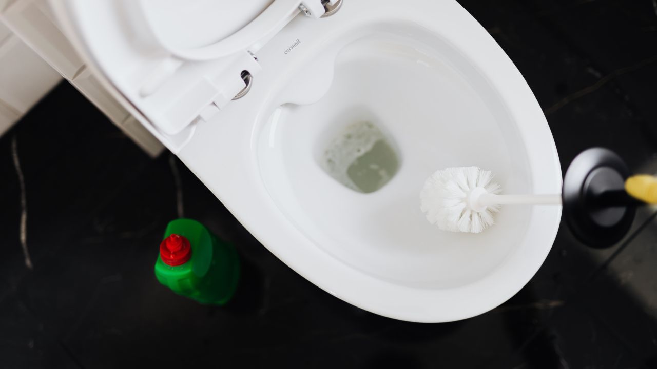 Cómo limpiar el sarro del baño