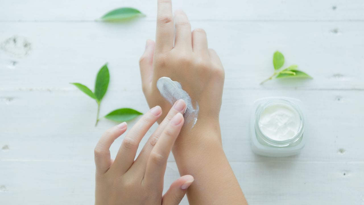 Cómo quitarlas manchas de las manos de forma natural