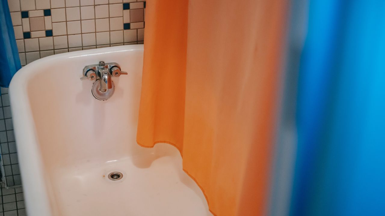 Elimina-el-moho-y-hongos-de-las-cortinas-del-bano-con-bicarbonato