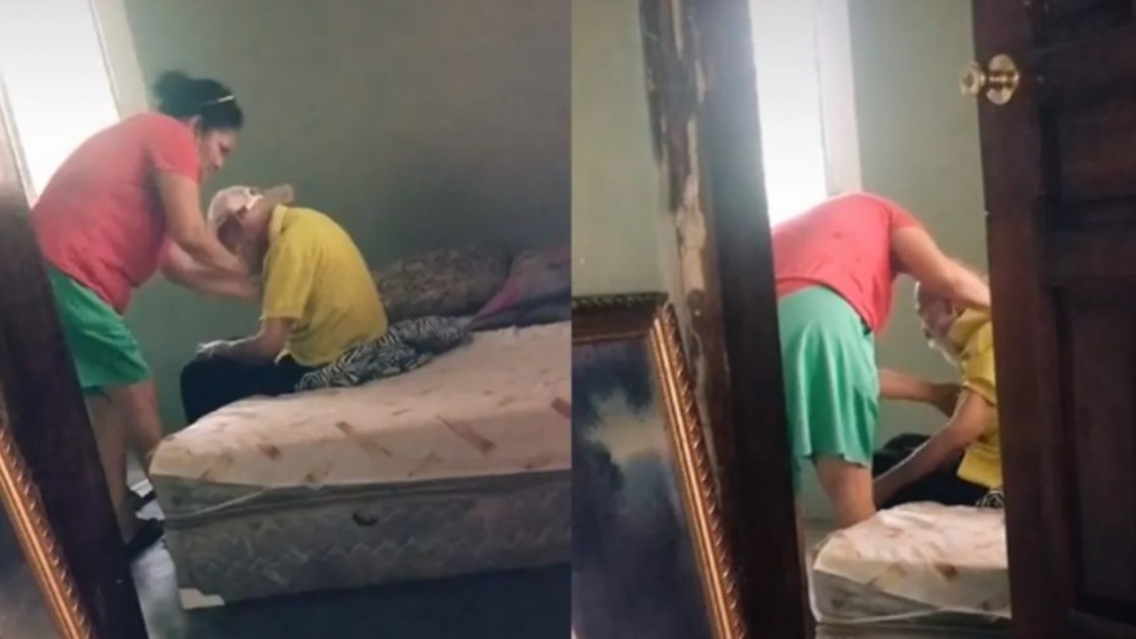 mujer cuida a su exsuegro