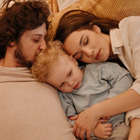 hasta que edad es recomendable que niños duerman con papas