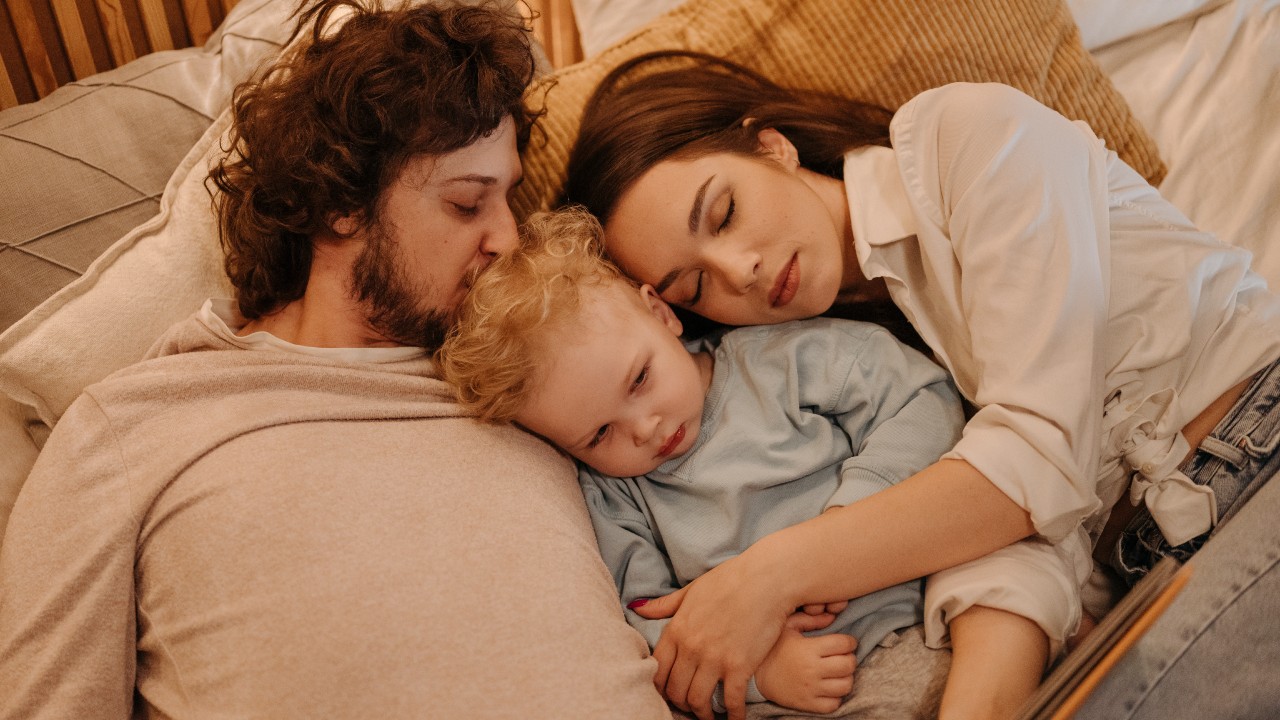 hasta que edad es recomendable que niños duerman con papas