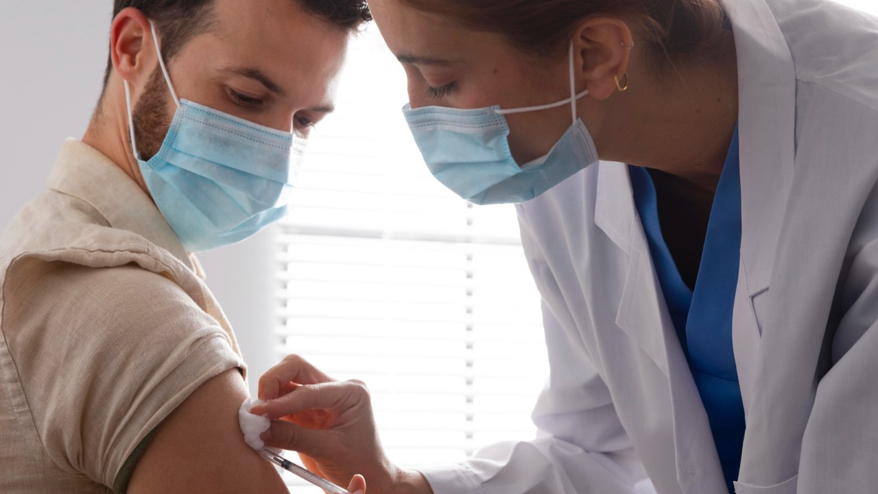 vacuna contra COVID-19 te protege de la influenza