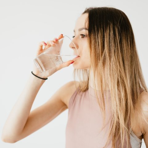 que pasa si tomas agua mientras haces ejercicio