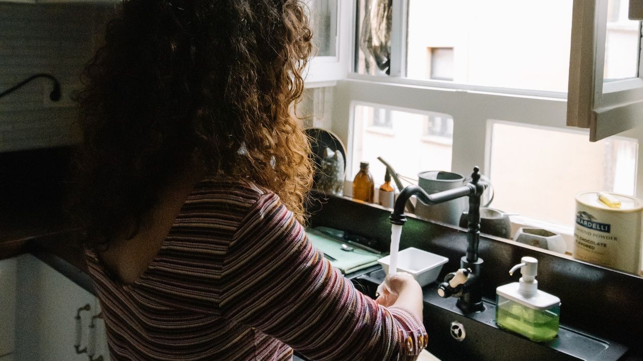 limpiar las tuberías del fregadero de la cocina