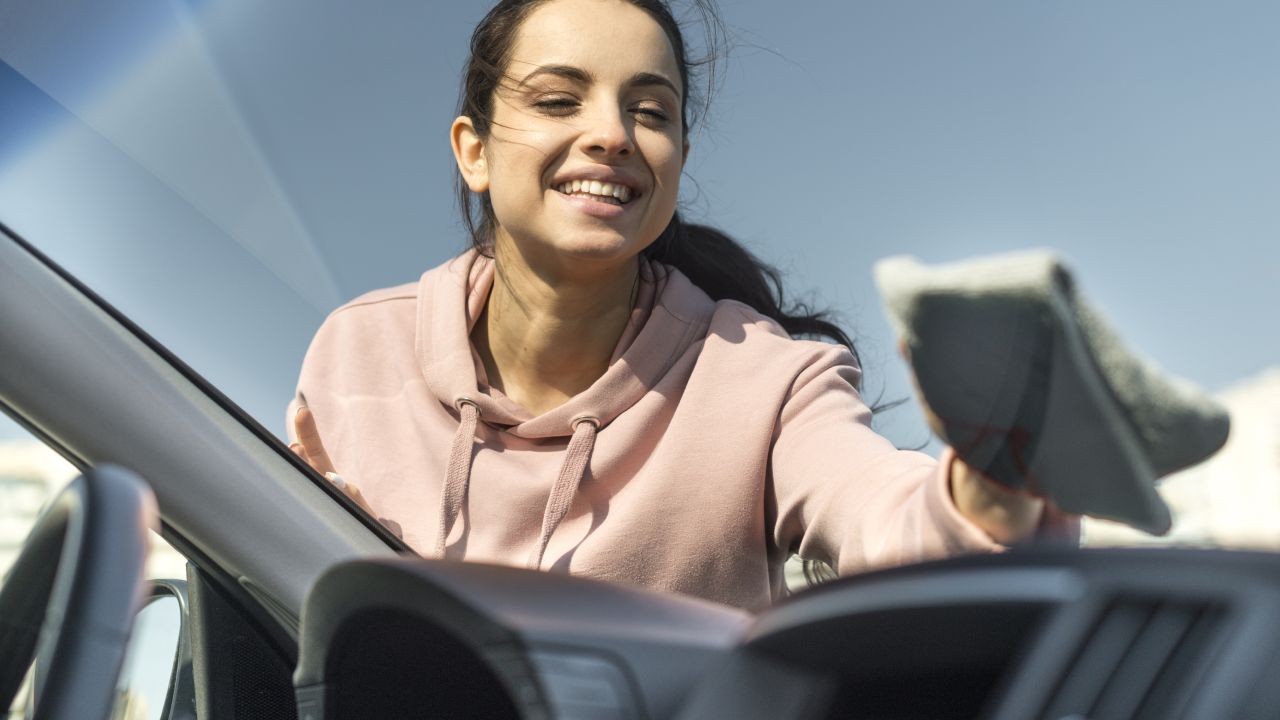 Cómo limpiar el parabrisas del coche