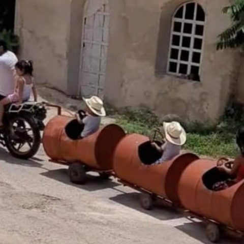 Papa fabrica un adorable trenecito de barriles para sus hijos