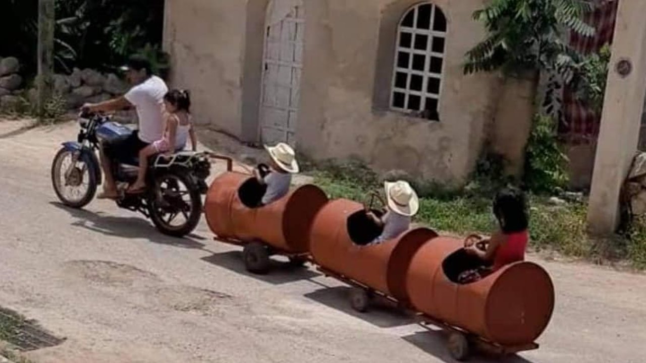 Papa fabrica un adorable trenecito de barriles para sus hijos