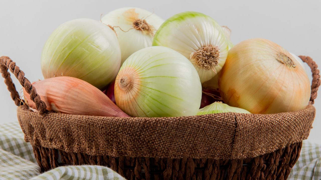 poner una cebolla al lado de la cama