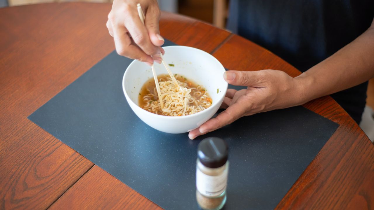 El peligro de comer sopas instantáneas a diario
