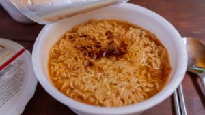 Problemas de salud por comer sopas instantáneas
