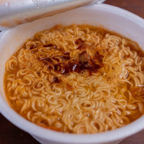 Problemas de salud por comer sopas instantáneas