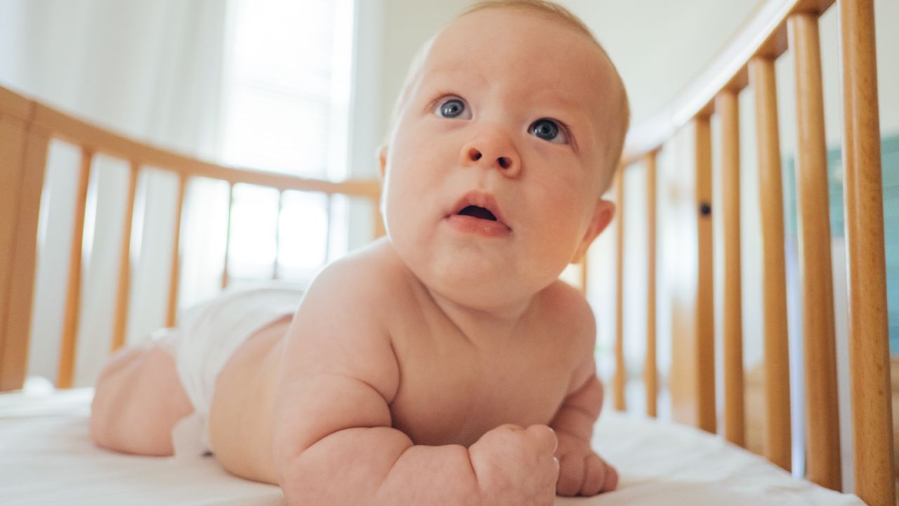 Deja que tu bebé juegue boca abajo para desarrollarse mejor