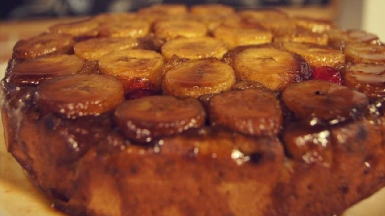 Pastel volteado de platano receta fácil