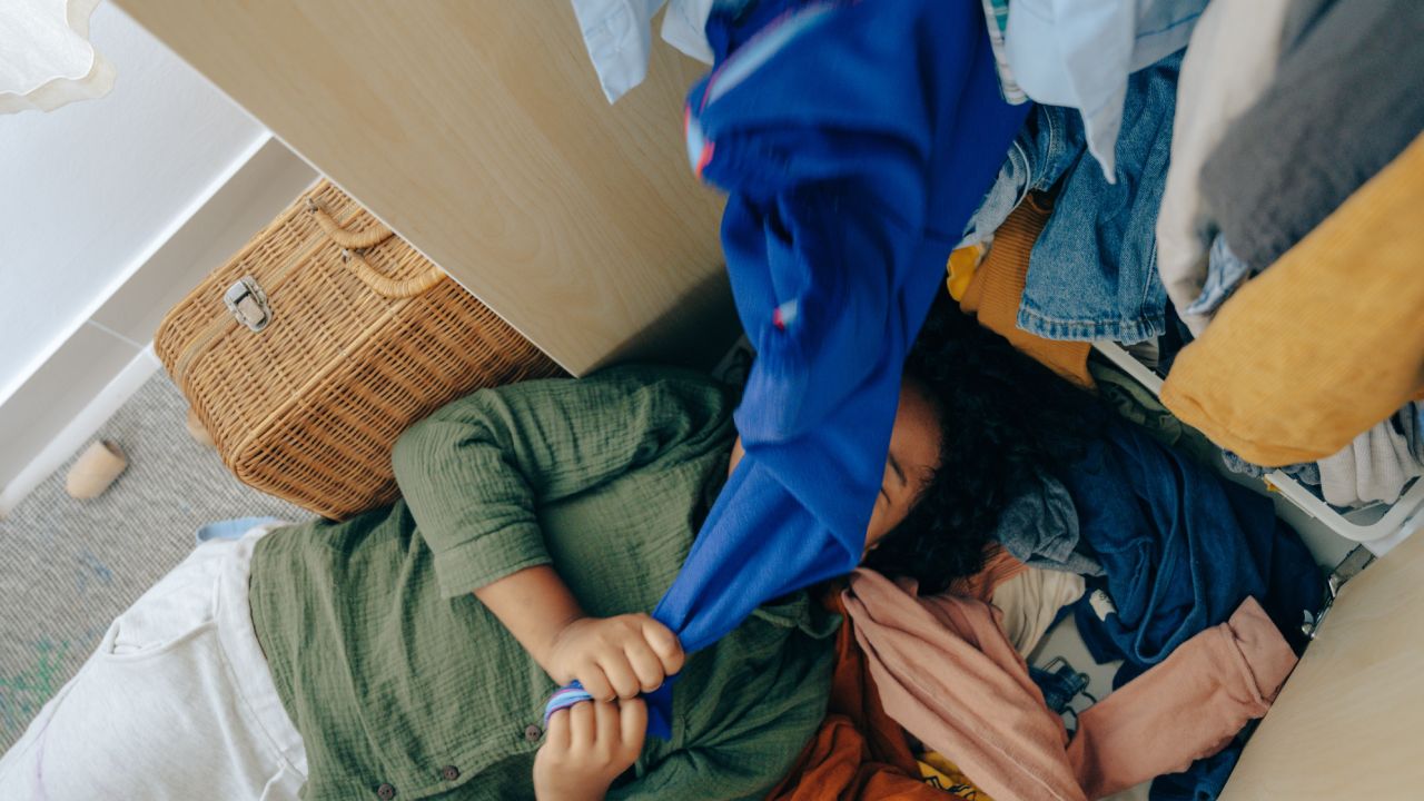 Cómo eliminar el olor a guardado de la ropa