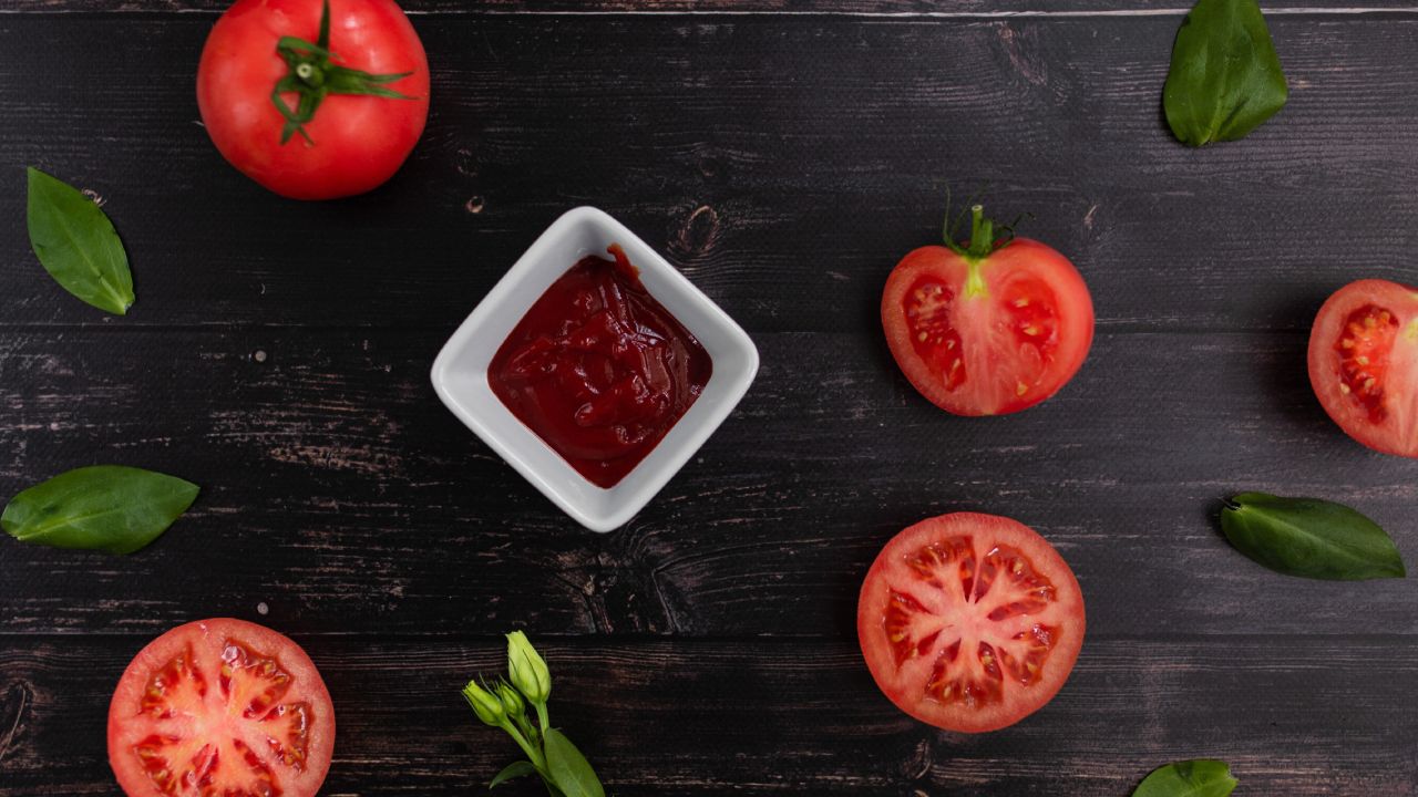 Truco-con-catsup-para-limpiar-lo-quemado-del-acero-inoxidable