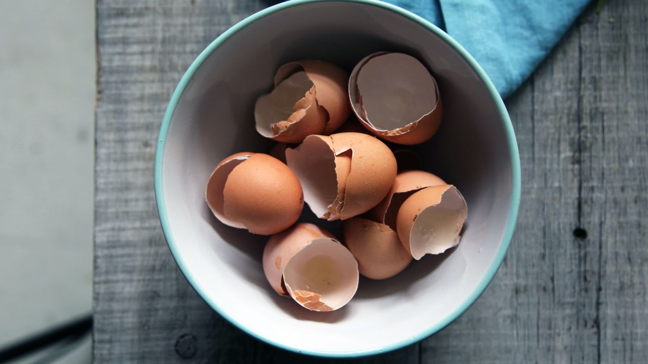 Esta es la forma correcta de quebrar los huevos