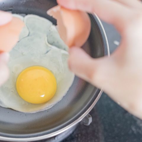 Cómo quebrar los huevos para que no se caiga el cascarón