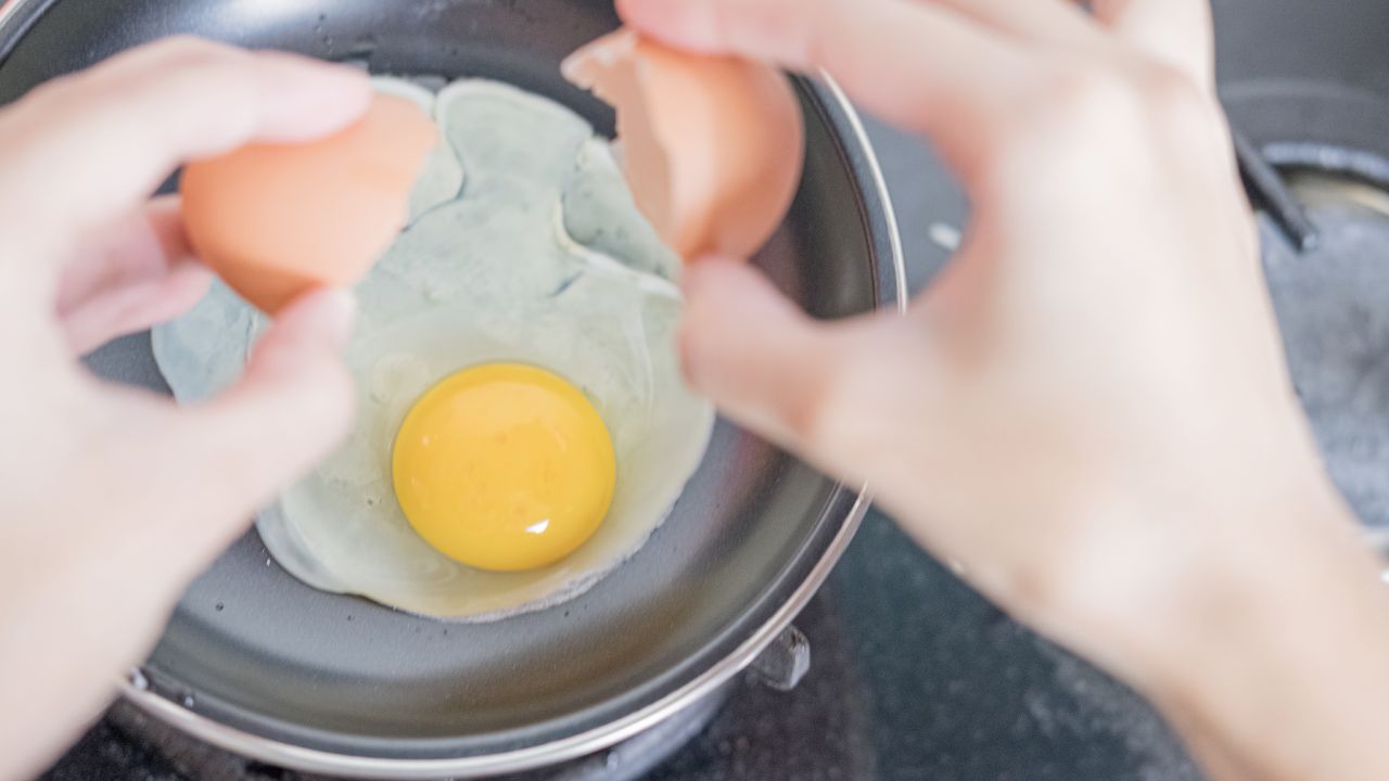 Cómo quebrar los huevos para que no se caiga el cascarón