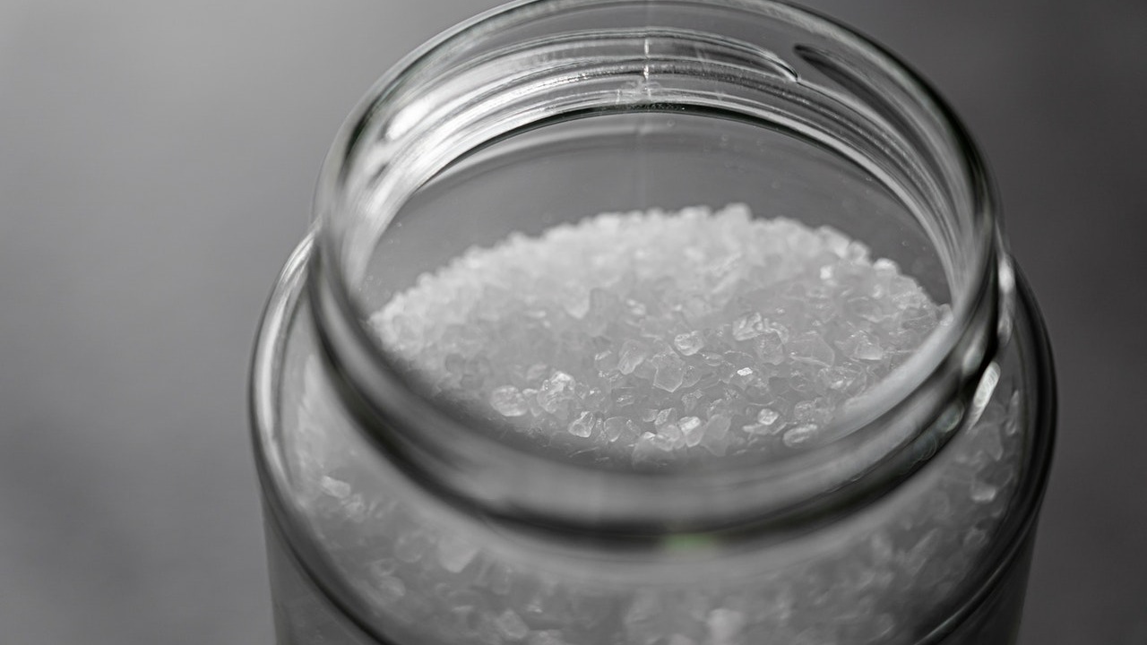 como destapar la coladera de la regadera con sal