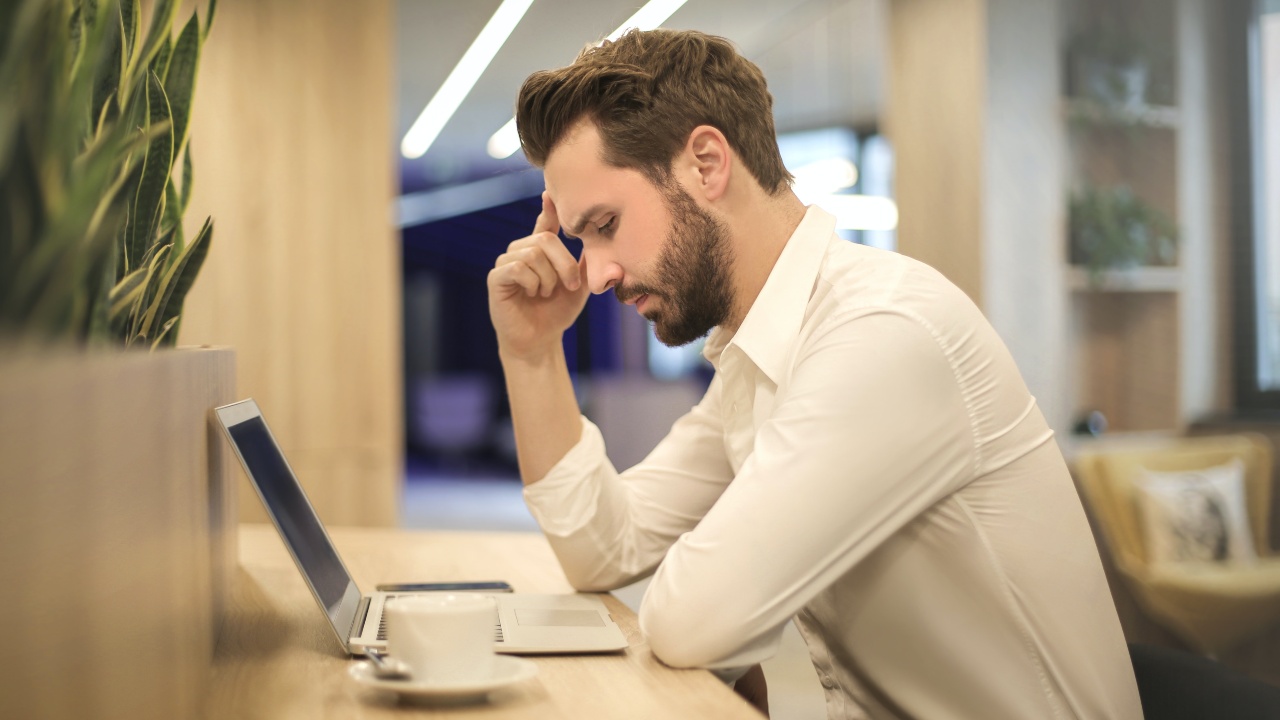 por que puede producirse temblor de manos