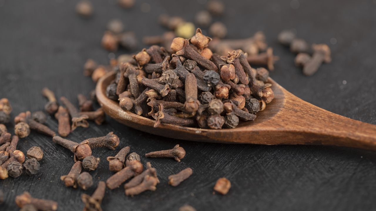 Cómo hacer aceite de clavo de olor casero