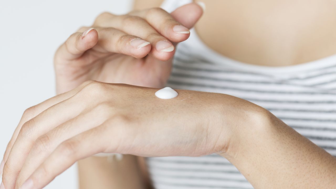 Aceites-esenciales-agregar-a-tu-crema-para-rejuvenecer-las-manos