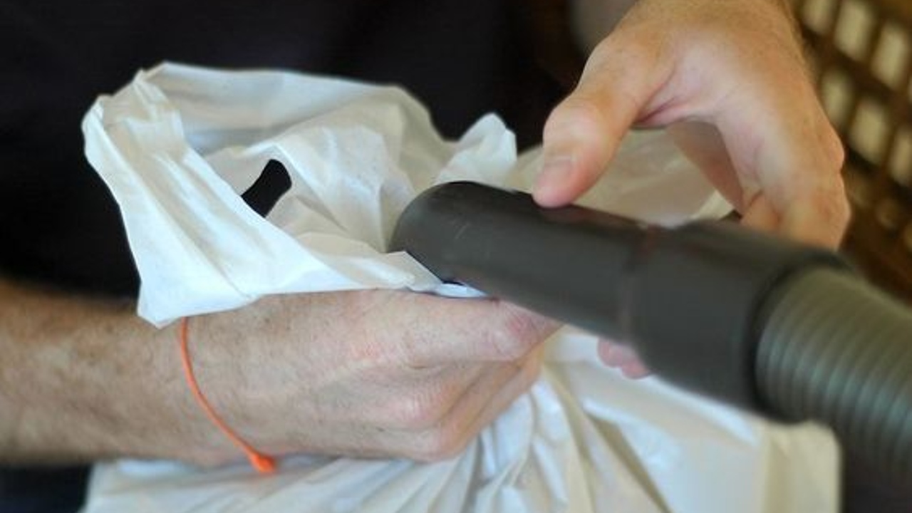 como guardar ropa al vacio