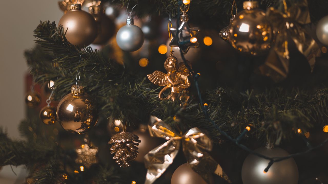 Colores-en-arbol-de-Navidad-para-atraer-dinero-Mhoni-Vidente 