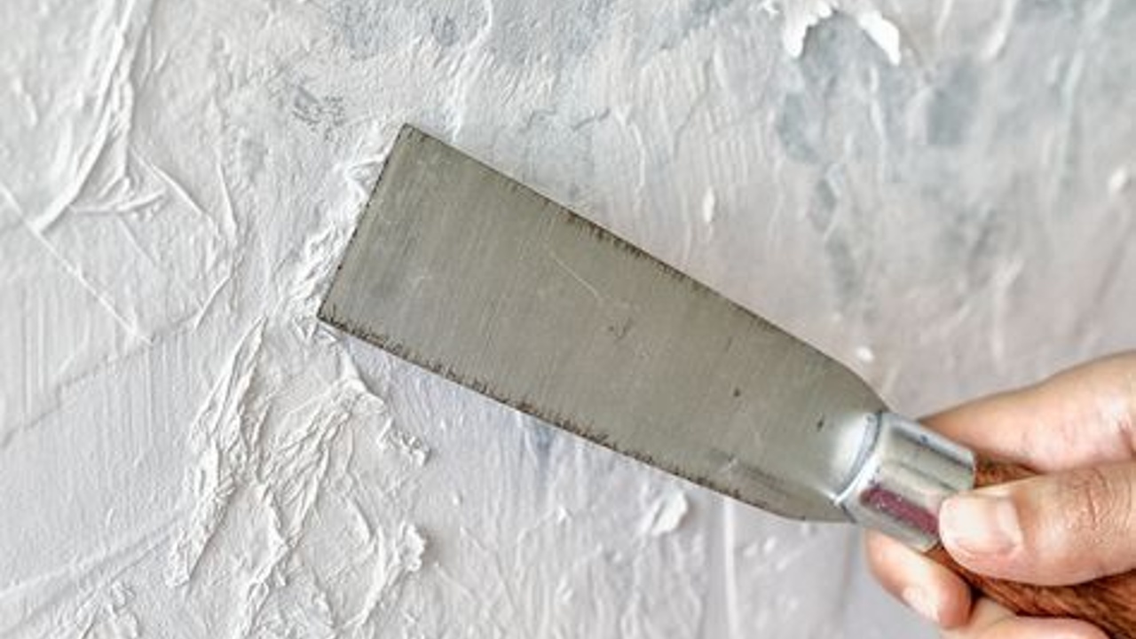 como arreglar pintura levantada de techo de bano