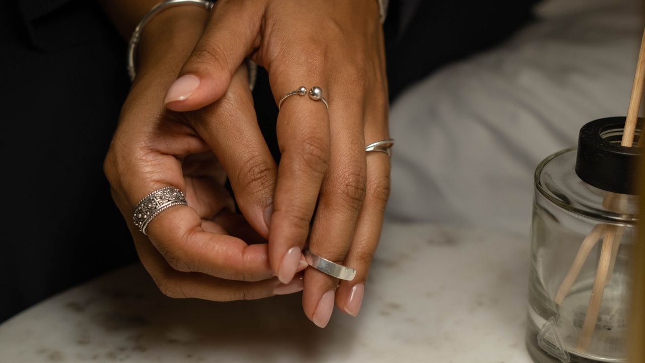 como evitar que anillos manchen dedos