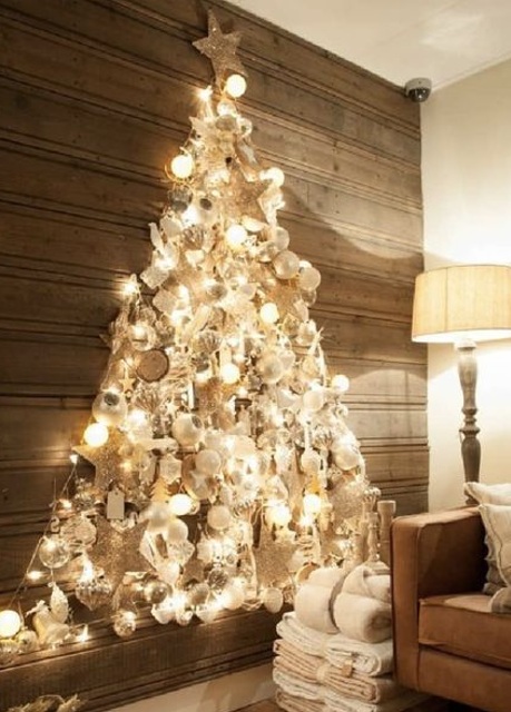 arboles de navidad en la pared con escarcha