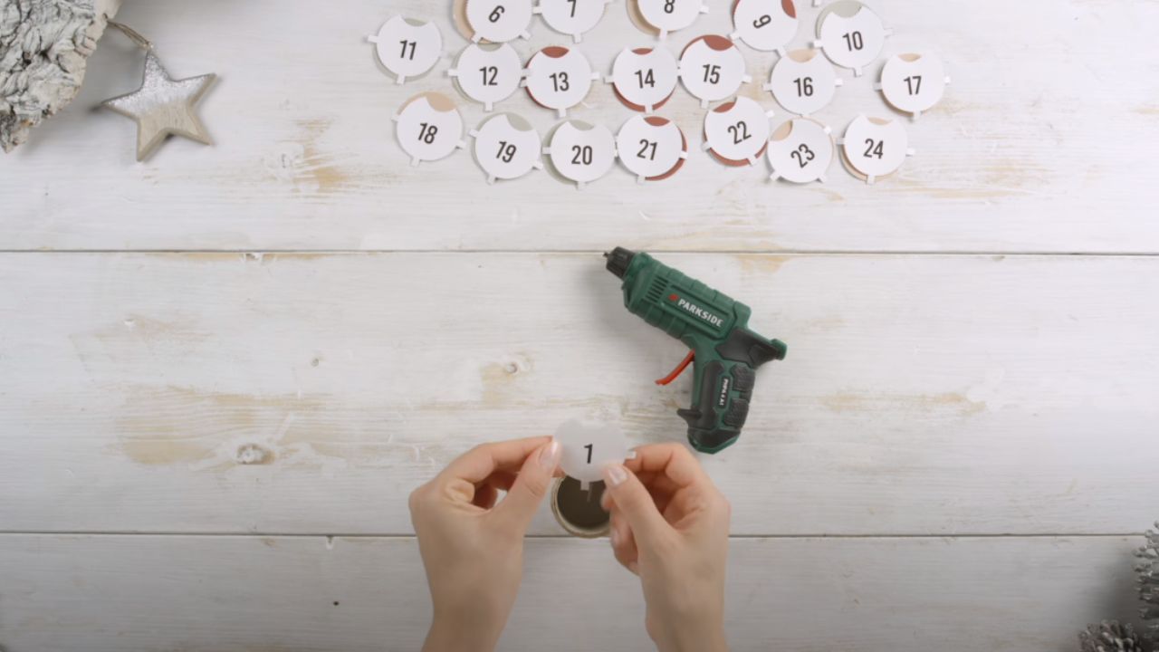 Arma un calendario de adviento para niños con objetos reciclados